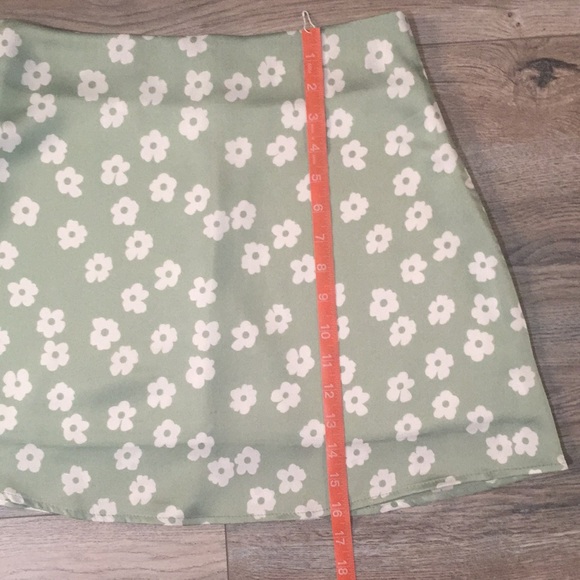 Princess Polly looks like Green mini satin skirt. - Picture 5 of 12